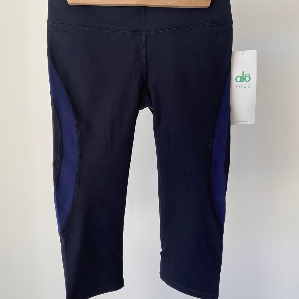 New With Tags Alo Yoga Vine Contour Capri